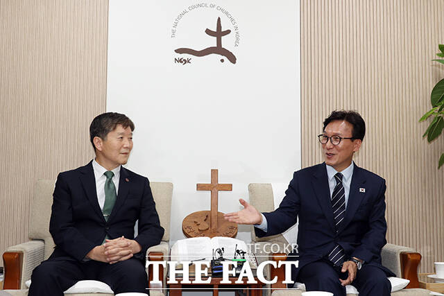 김민석 더불어민주당 대표가 25일 오후 서울 종로구 한국기독교회관을 찾아 한국기독교교회협의회 박승렬 총무(왼쪽)와 대화하고 있다. /국회사진기자단