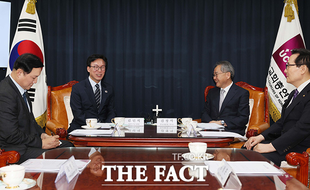 환담 나누는 김민석 대표와 김정석 대표회장. /국회사진기자단