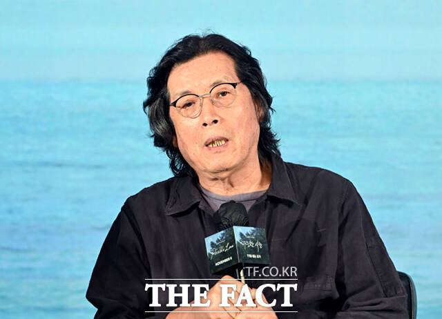 배우 조인성과 조여정, 이창동 감독, 전도연, 설경구(왼쪽부터)가 25일 서울 마포구 호텔 나루 서울 엠갤러리에서 열린 넷플릭스 영화 '가능한 사랑' 제작보고회에 참석해 포즈를 취하고 있다. /이새롬 기자