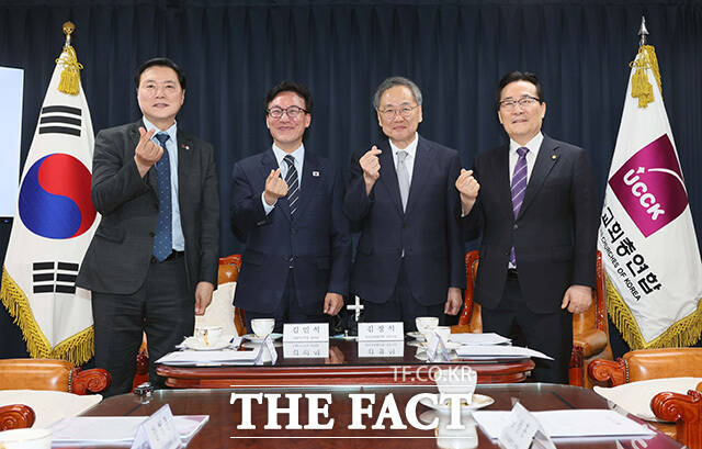 김민석 더불어민주당 대표(왼쪽에서 두 번째)와 김정석 대표회장(가운데) 및 참석자들이 25일 오후 서울 종로구 한국교회총연합에서 기념촬영 하고 있다. /국회사진기자단