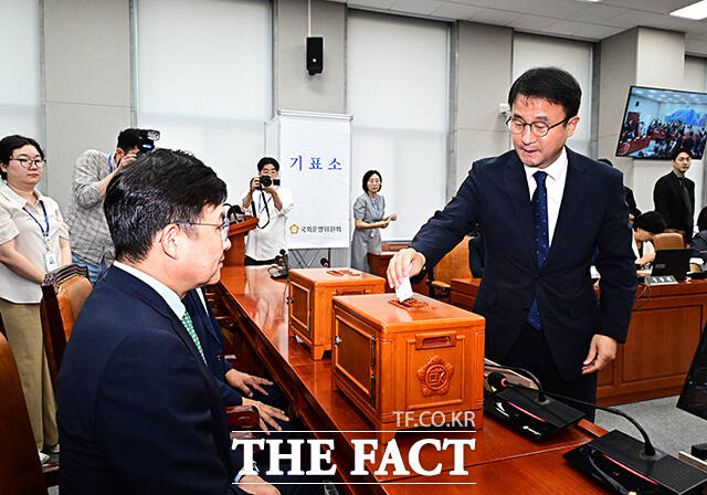 '국회의원 이진숙 제명 촉구 결의안' 무기명 투표하는 한병도 운영위원장.