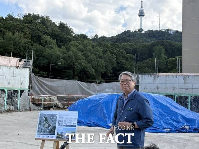 김근수 도화엔지니어링 감리단장이 하부 승강장인 예장공원에서 남산 곤돌라에 대해 설명하고 있다. /문화영 기자
