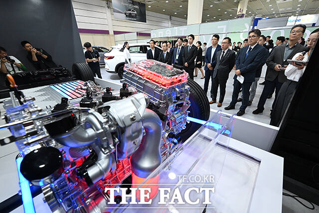 'EV 트렌드 코리아 2026'에 마련된 BYD 부스를 살펴보고 있다.