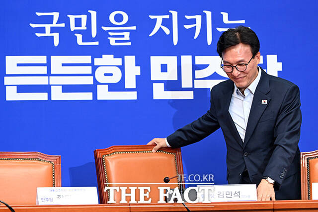 대통합추진단 1차 회의에서 모두발언 하는 김민석 대표(가운데).