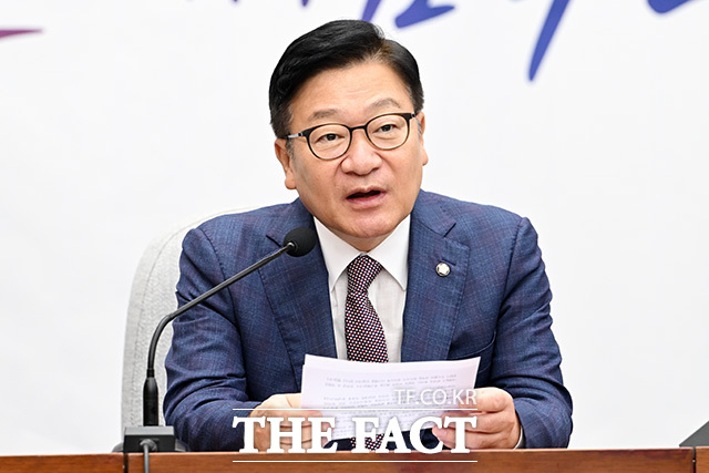 원내대책회의에서 발언하는 정 원내대표(가운데).