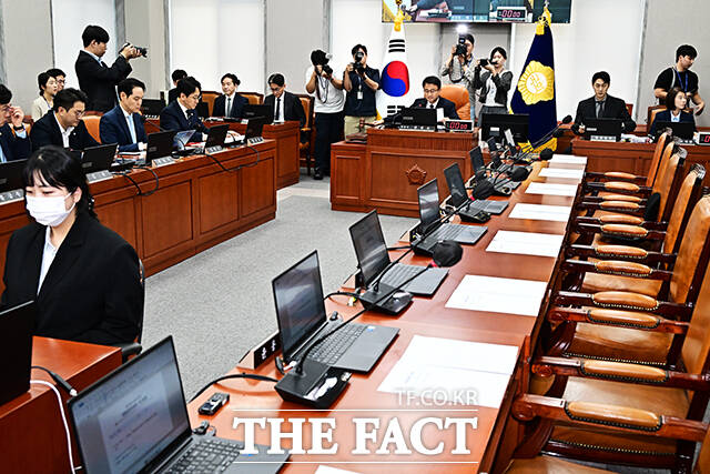 운영위원회 전체회의에 불참한 국민의힘 의원들.