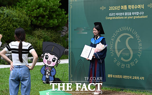 25일 오전 서울 종로구 성균관대학교에서 열린 '2026년 여름 학위수여식'에서 졸업생들이 졸업을 축하하며 학사모를 던지고 있다. /박헌우 기자