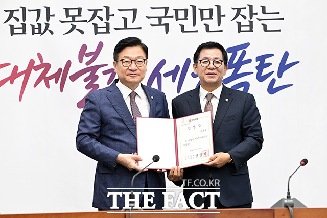 정 원내대표(왼쪽)와 기념촬영하는 이상휘 원내부대표.