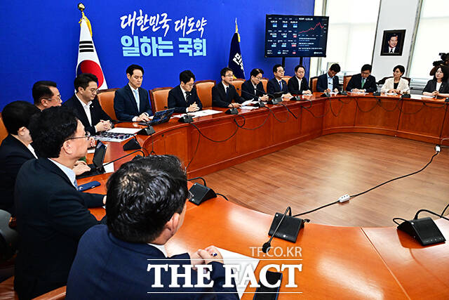 한병도 더불어민주당 원내대표(가운데)가 25일 오전 서울 여의도 국회에서 열린 원내대책회의에 참석해 모두발언을 하고 있다. /국회=배정한 기자