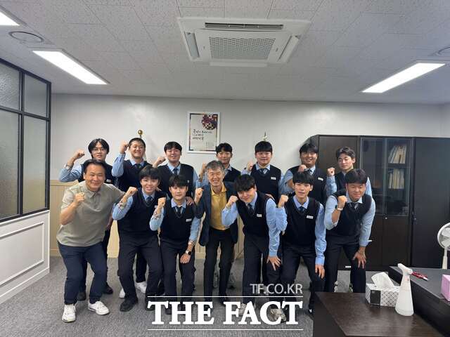 독일식 일학습병행 프로그램인 아우스빌둥(Ausbildung) 선발에 합격한 유성생명과학고 자동차·건설기계과 학생들이 파이팅을 외치고 있다. /대전시교육청