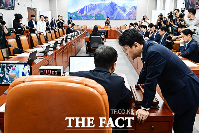 천준호 여당 간사와 대화하는 한병도 운영위원장.