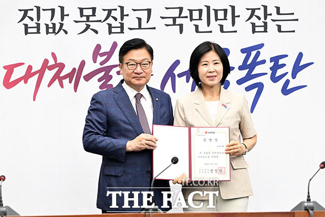 정 원내대표(왼쪽)와 기념촬영하는 박수영 정책위부의장.