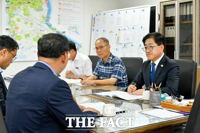 이기형 김포시장이 24일 인천출입국·외국인청장을 만나 계절근로자의 안정적 관리 및 외국인 인권보호에 대해 논의하고 있다. /김포시