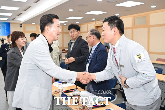 김장호 구미시장(왼쪽)이 24일 구미시청에서 열린 경북 로봇산업 공급망 대응 TF 발족식에서 참석 기업 관계자와 악수하며 인사를 나누고 있다. 이날 경북도와 구미시는 삼성의 구미 투자를 지역기업의 로봇 공급망 진입과 동반성장으로 연결해 구미를 K-로봇 공급망 핵심 거점으로 육성한다는 구상을 밝혔다. /구미시