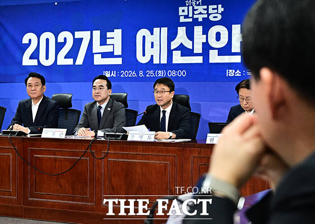 인사말 하는 한병도 더불어민주당 원내대표(왼쪽 세번째).