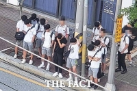  고개 숙인 학생들…영주 버스정류장의 '말 없는 등굣길' [TF포착]