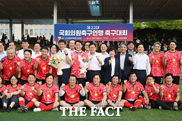 한병도 더불어민주당 원내대표와 국회의원 축구연맹 회장으로 취임한 서삼석 더불어민주당 의원, 조정식 국회의장, 정점식 국민의힘 원내대표(두 번째 줄 왼쪽 세 번째부터) 및 참석 의원들이 26일 오후 서울 여의도 국회 운동장에서 열린 제22대 국회의원 축구대회에 앞서 기념촬영을 하고 있다. /국회=남용희 기자