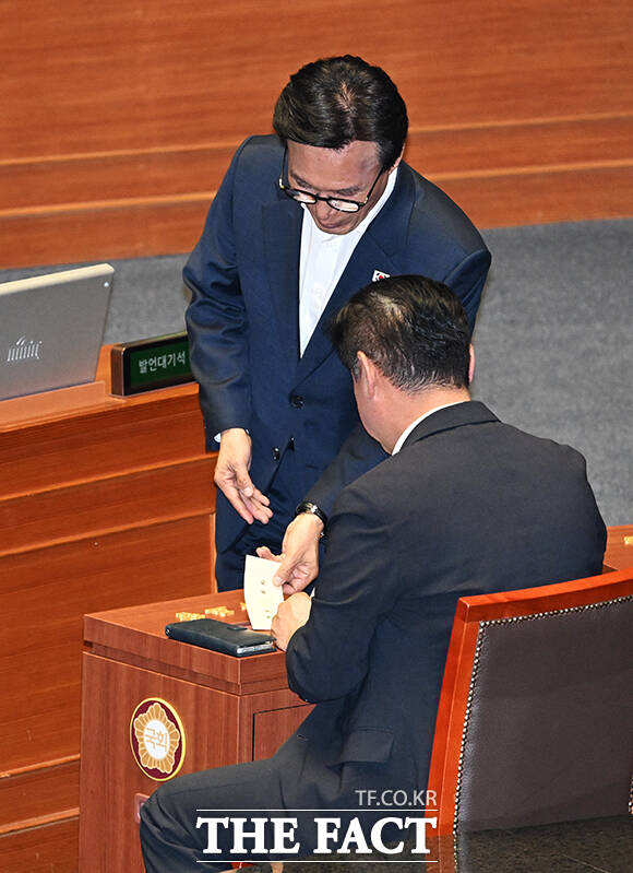 '국회의원(이진숙) 제명 촉구 결의안 투표 완료!'