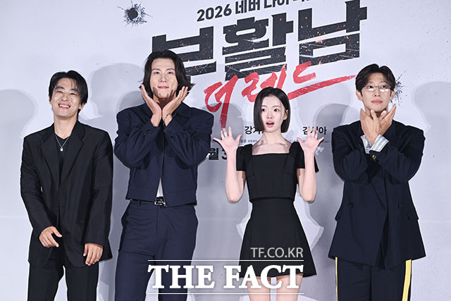 배우 구교환과 신승호, 김시아, 강기영, 백종열 감독(왼쪽부터)이 26일 오전 서울 광진구 롯데시네마 건대입구에서 열린 영화 ‘부활남: 더 레드’ 제작보고회에 참석해 포즈를 취하고 있다. /서예원 기자