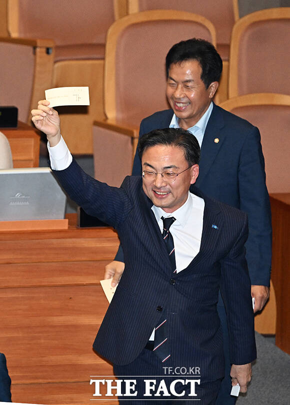 투표지 공개하는 신장식 조국혁신당 의원.