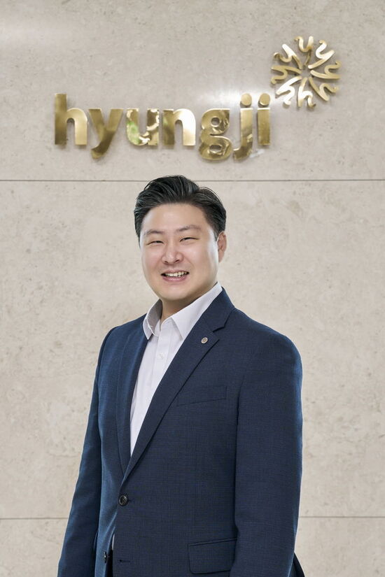 형지I&C는 지난 4일, 형지엘리트와 형지글로벌은 지난 13일 잇따라 관리종목에 지정되면서 최병오 회장의 2세 경영에 부담이 커졌다. 사진은 최준호 부회장. /패션그룹형지