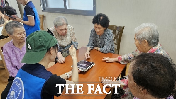 대전시 서구 만년동 행정복지센터가 25일 관내 경로당 어르신 100여 명을 대상으로 키오스크 활용 및 보이스피싱 예방 교육을 진행했다. 사진은 만년동 소재 모 경로당에서 진행된 키오스크 활용법 안내 및 보이스피싱 예방 교육 모습. /대전시 서구