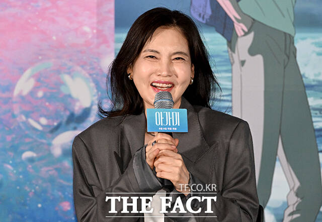 안재훈 감독(왼쪽 네 번째)이 26일 오후 서울 용산구 CGV 용산 아이파크몰에서 열린 영화 '아가미' 언론배급시사회 및 기자간담회에 참석해 취재진의 질문에 답하던 중 웃음을 터뜨리고 있다. 왼쪽부터 배우 김선영, 유재명, 강하늘, 안 감독. /박상민 기자