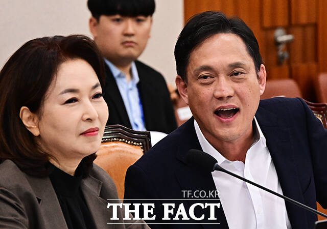 김태규 국민의힘 의원(왼쪽)이 26일 오전 서울 여의도 국회에서 열린 법제사법위원회 전체회의에 참석해 서영교 법사위원장을 향해 고함을 치고 있다. /국회=배정한 기자