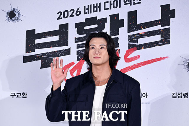 배우 구교환과 신승호, 김시아, 강기영, 백종열 감독(왼쪽부터)이 26일 오전 서울 광진구 롯데시네마 건대입구에서 열린 영화 ‘부활남: 더 레드’ 제작보고회에 참석해 포즈를 취하고 있다. /서예원 기자
