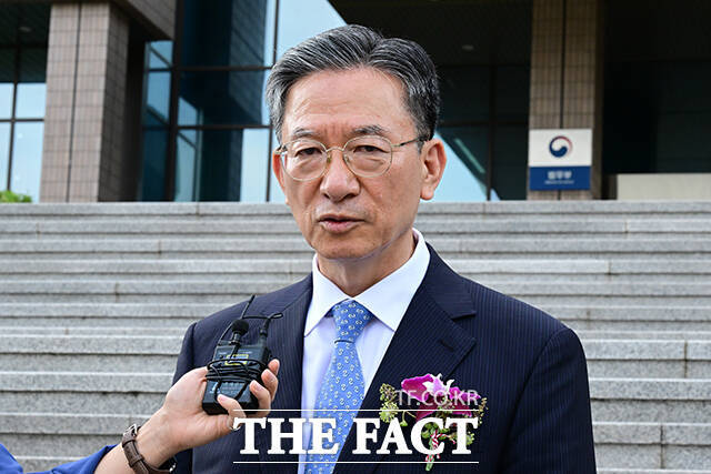 정성호 장관이 이임식을 마친 후 진행된 기념촬영에서