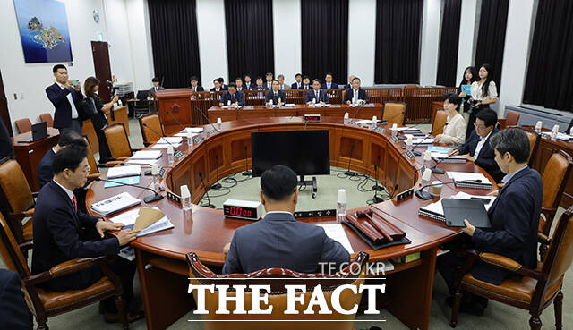 유재성 경찰청장 직무대행이 26일 오전 서울 여의도 국회에서 열린 정보위원회 전체회의에 출석해 회의 시작을 기다리고 있다. /국회사진기자단