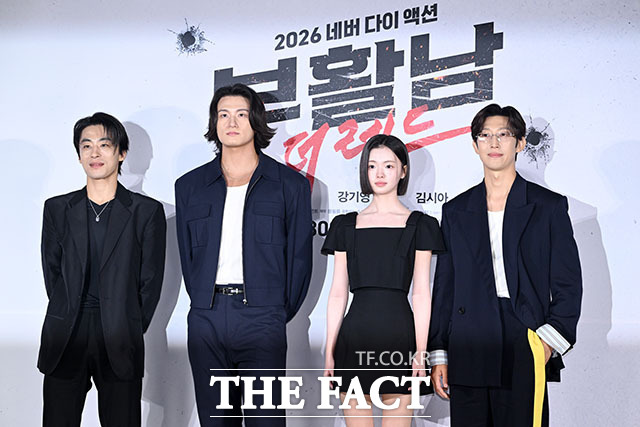배우 구교환과 신승호, 김시아, 강기영, 백종열 감독(왼쪽부터)이 26일 오전 서울 광진구 롯데시네마 건대입구에서 열린 영화 ‘부활남: 더 레드’ 제작보고회에 참석해 포즈를 취하고 있다. /서예원 기자