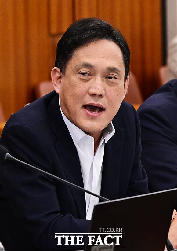 김태규 국민의힘 의원(왼쪽)이 26일 오전 서울 여의도 국회에서 열린 법제사법위원회 전체회의에 참석해 서영교 법사위원장을 향해 고함을 치고 있다. /국회=배정한 기자