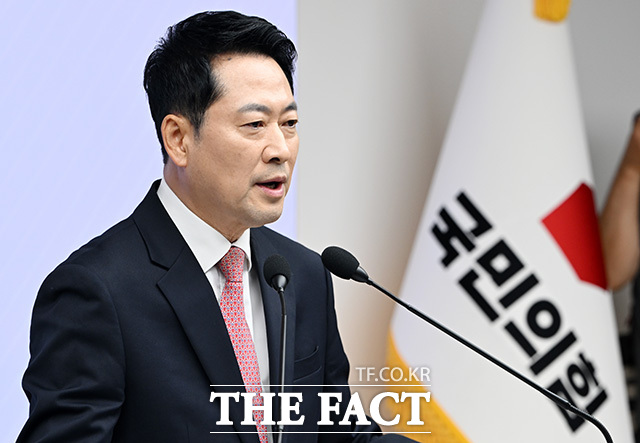 취임 1주년 기자회견 열고 발언하는 장동혁 대표.