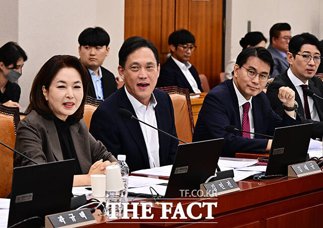 김태규 국민의힘 의원(왼쪽)이 26일 오전 서울 여의도 국회에서 열린 법제사법위원회 전체회의에 참석해 서영교 법사위원장을 향해 고함을 치고 있다. /국회=배정한 기자