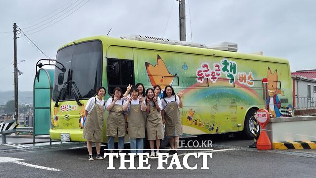 당진시 '그림책 동아리 달그락'이 운영하는 '두근두근 책 버스'. /당진시