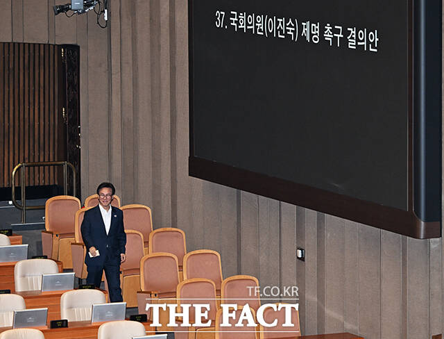 투표함으로 이동하는 김민석 더불어민주당 대표.