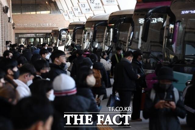 국토교통부에 따르면 10월 1일부터 시외·고속버스 운임 상한이 각각 9%씩 조정·인상된다. /더팩트 DB