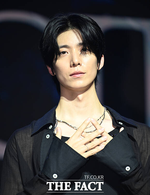 그룹 SF9 인성과 휘영, 영빈, 찬희, 다원, 재윤(왼쪽부터)이 26일 오후 서울 마포구 큐브컨벤션센터에서 열린 정규 2집 발매 쇼케이스에 참석해 포즈를 취하고 있다. /박헌우 기자