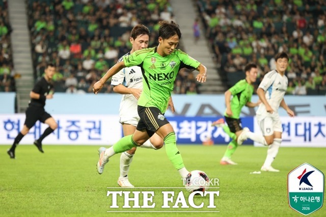 지난 22일 전주월드컵경기장에서 열린 전북 현대와 울산 HD의 '현대가 더비'에서 벌어진 이승우와 김현석 울산 감독의 충돌이 논란을 빚고 있다. 사진은 당시 이승우 경기 장면./K리그