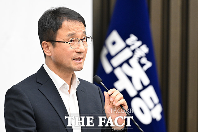 '이진숙 제명, 국민의힘 동참하라' 손피켓 들어보이는 민주당.