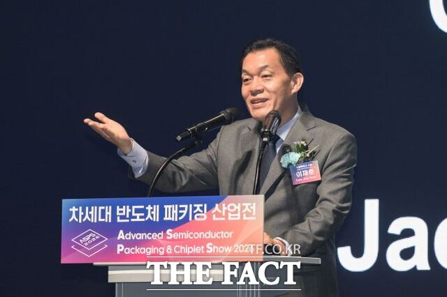 26일 수원컨벤션센터에서 열린 2026 차세대 반도체 패키징 산업전(ASPS) 개막식에서 이재준 수원특례시장이 개회사를 하고 있다. /수원시