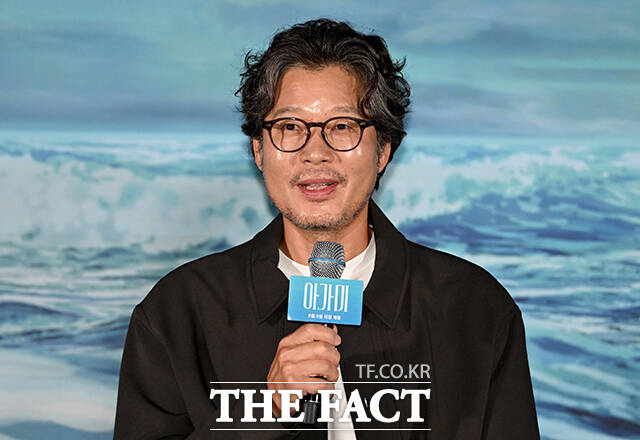 안재훈 감독(왼쪽 네 번째)이 26일 오후 서울 용산구 CGV 용산 아이파크몰에서 열린 영화 '아가미' 언론배급시사회 및 기자간담회에 참석해 취재진의 질문에 답하던 중 웃음을 터뜨리고 있다. 왼쪽부터 배우 김선영, 유재명, 강하늘, 안 감독. /박상민 기자