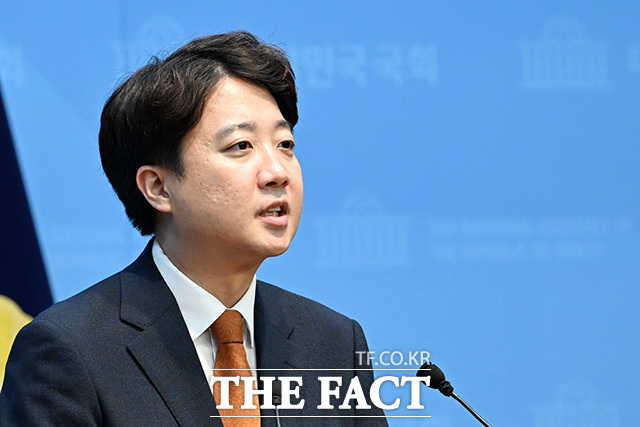 당대표 사퇴 관련 기자회견 열고 입장 밝히는 이준석 대표.
