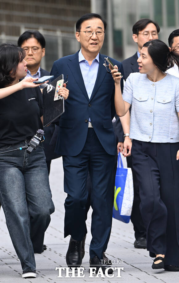 김윤덕 국토교통부 장관이 26일 오전 서울 중구 달개비를 찾아 오세훈 서울시장과 주택공급 관련 2차 회동을 위해 입장하고 있다. /이새롬 기자