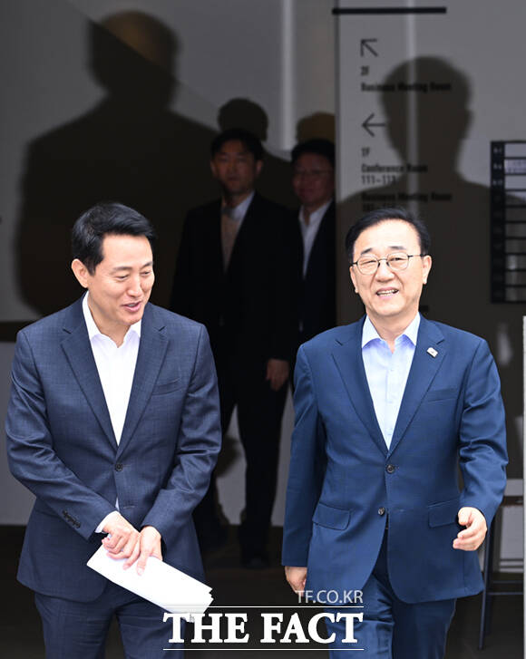 김윤덕 국토교통부 장관(오른쪽)과 오세훈 서울시장이 26일 오전 서울 중구 달개비에서 주택공급 관련 2차 회동을 마친 뒤 악수하고 있다. /이새롬 기자