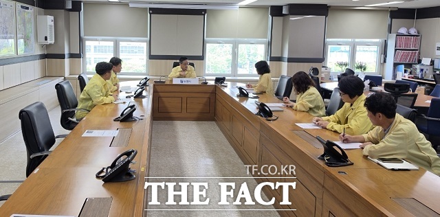 남동경 부천시 부시장이 지난 25일 원종중앙시장 화재 관련 관계부서 대책회의를 주재하고 있다. /부천시
