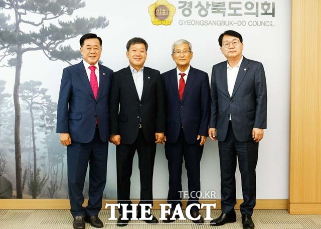 25일 울릉군이 경상북도와 도의회를 직접 찾아 도비 확보에 나섰다. 왼쪽부터 김희수 경북도의회 의장, 남한권 울릉군수, 이철우 울릉군의회 의장, 정윤태 도의원. /울릉군