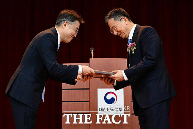정성호 법무부 장관(오른쪽)이 26일 오후 경기도 과천시 법무부 대강당에서 열린 이임식에서 이진수 차관에게 감사패를 받고 있다./남윤호 기자