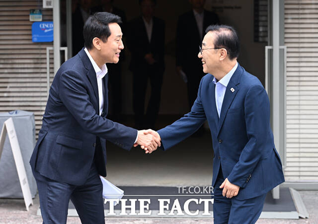 김윤덕 국토교통부 장관(오른쪽)과 오세훈 서울시장이 26일 오전 서울 중구 달개비에서 주택공급 관련 2차 회동을 마친 뒤 악수하고 있다. /이새롬 기자